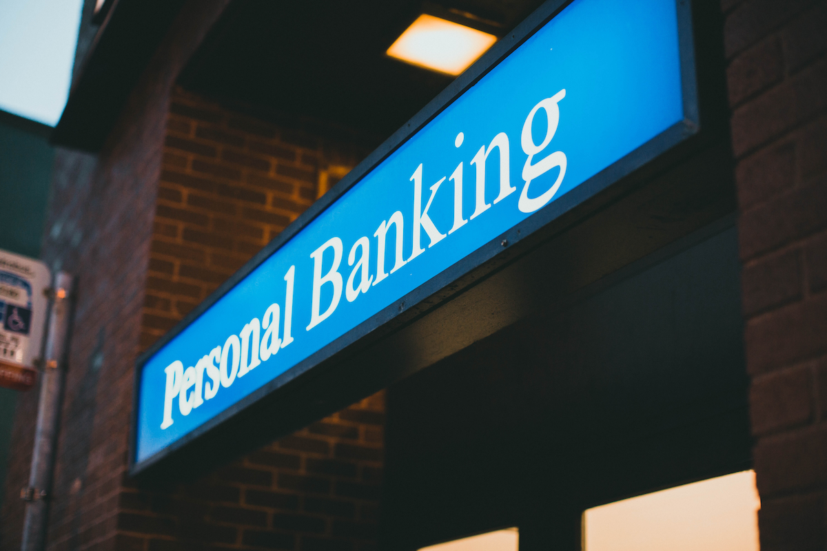Façade d'une banque proposant des produits d'épargne.