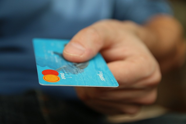 Un jeune prêt à tout dépenser avec sa carte bancaire.