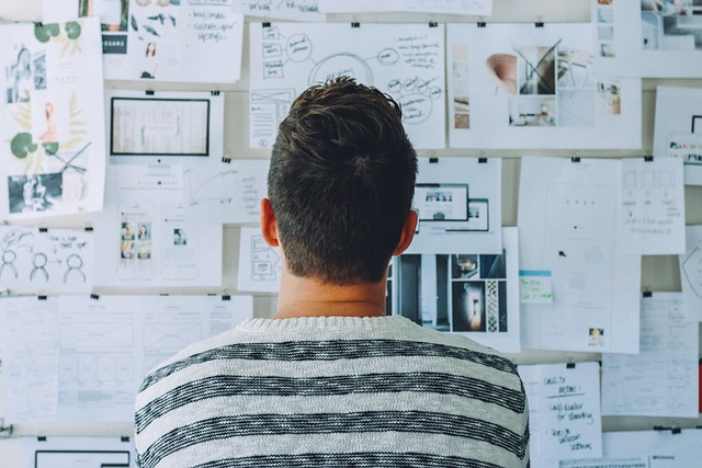 Un jeune actif face aux potentiels investissements dans son entreprise.