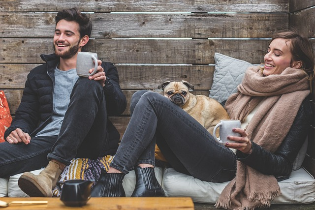 Un jeune couple profitant de leur récent achat immobilier grâce à leur plan d'épargne.