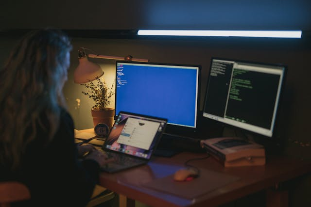 Une hackeuse piratant à distance une banque.