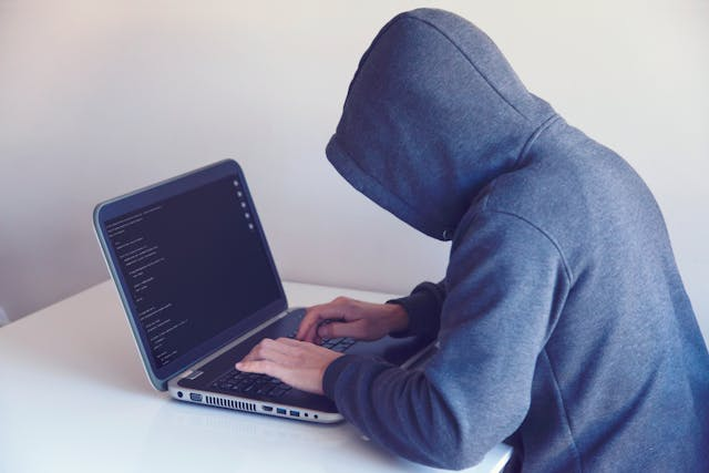 Un homme modifiant des opérations bancaires à distance. 
