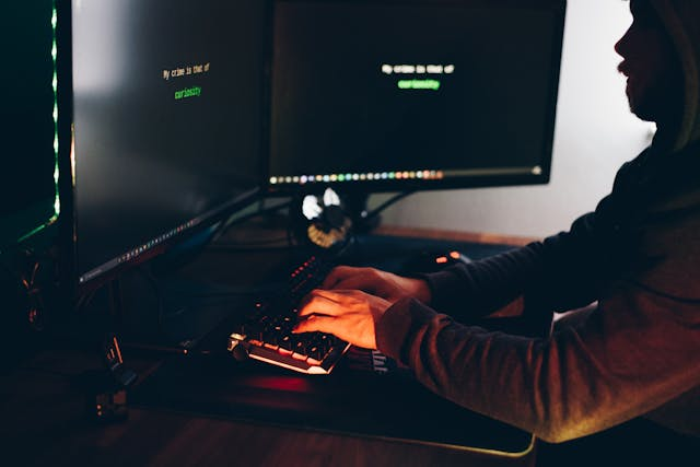 Un hacker récupérant les données d'une carte à puce. 
