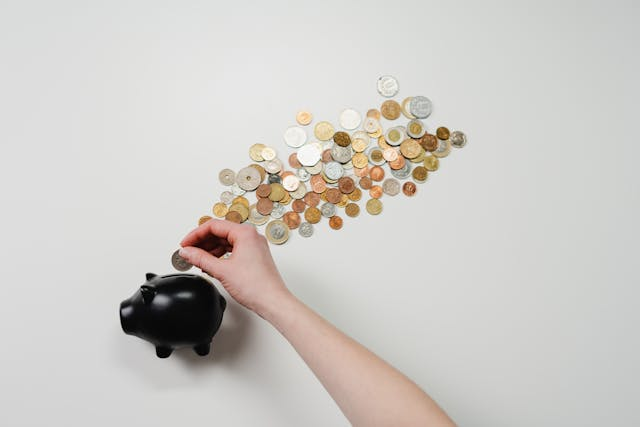 Une adolescente remplissant un objectif de son projet grâce à son livret.