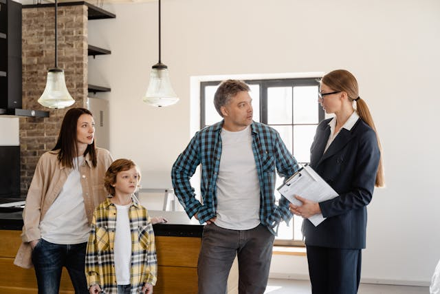 Une famille entament un processus d'investissement immobilier.