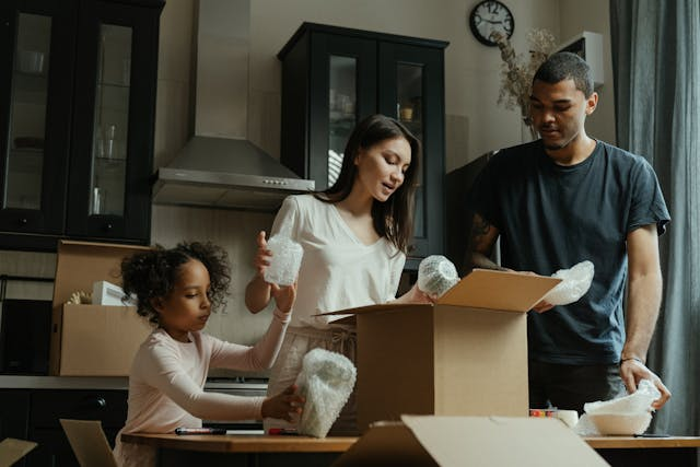 Une famille déballant ses biens dans sa nouvelle maison.