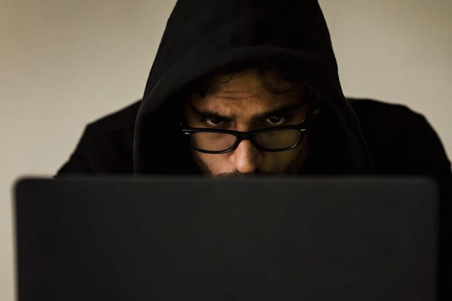 Un hacker se faisant passer pour un conseiller bancaire lors d'une arnaque pour obtenir une adresse mail d'une compte bancaire.