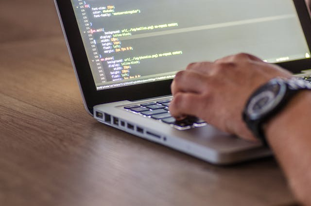 Un codeur multipliant les façons et les idées de gagner de l'argent à la maison.