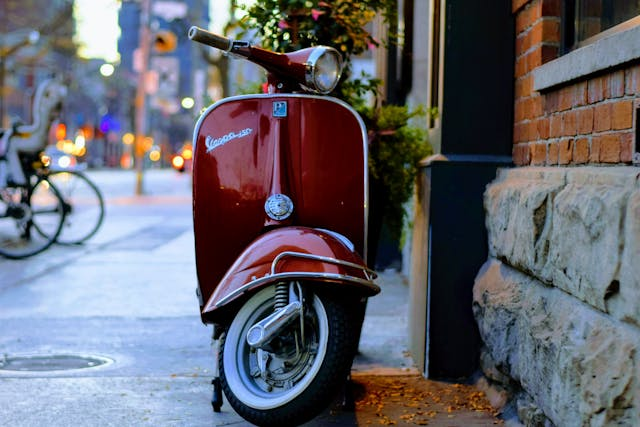 Le scoot d'un ado mis en location sur internet pour gagner de l'argent depuis chez soi.