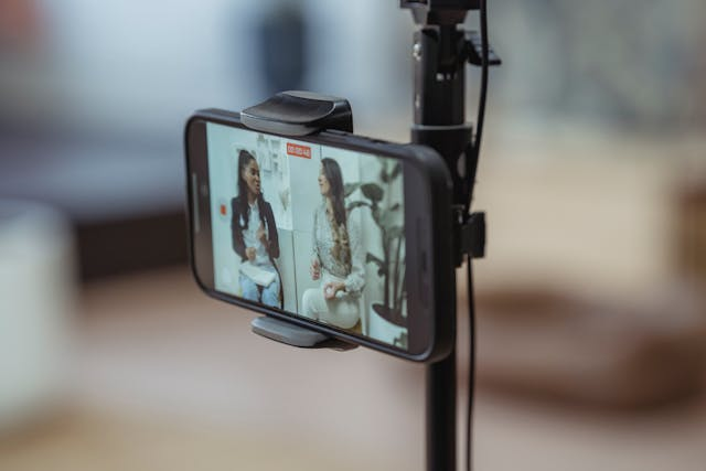Deux micro influenceurs testant un nouveau système de médias sociaux.