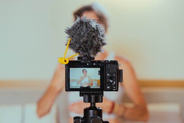 Une jeune femme profitant des médias sociaux pour tirer une rémunération influence.