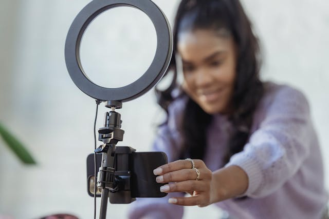 Une femme produisant du content pour ses médias sociaux.