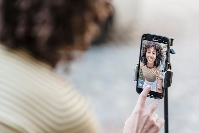 Une jeune essayant de rejoindre les méga influenceurs.