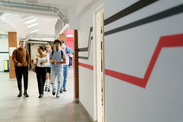 Des lycéens débattant de comment économiser de l'argent.