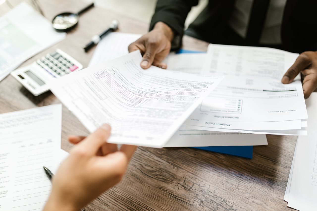 Un couple faisant le point sur leurs contrats d'assurance et la responsabilité civile. 