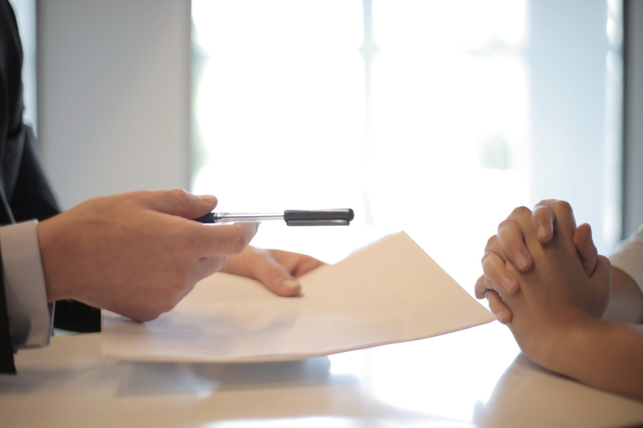 Une femme sur le point de signer une assurance emprunteur. 
