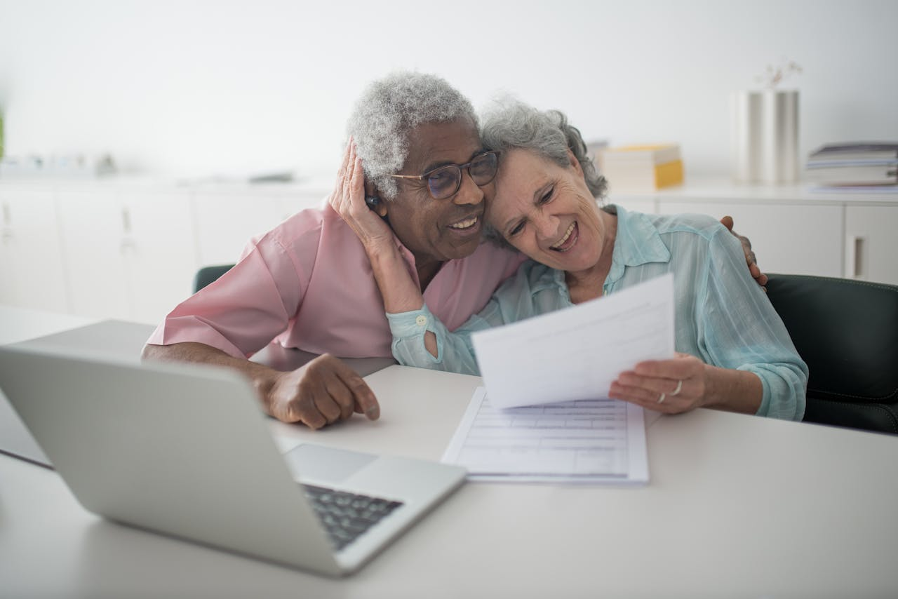 Un couple venant de souscrire à une assurance crédit.