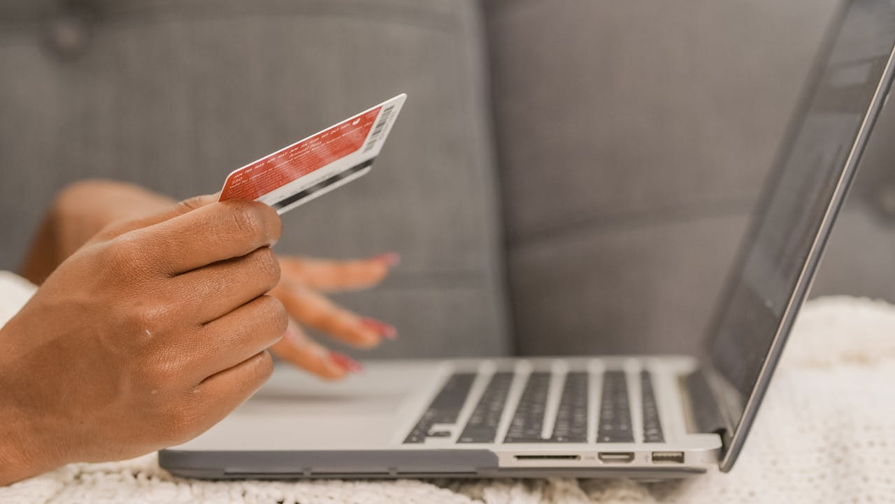 Une ado vérifiant le fonctionnement son compte en banque.